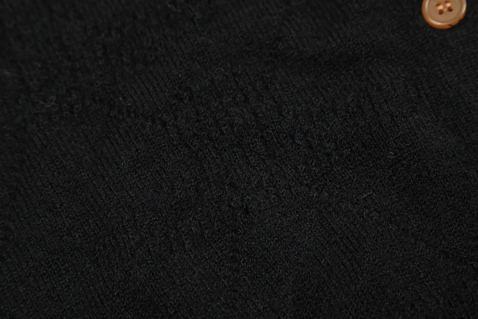 VIVI126 vivienne west wood 24 new style hollow pattern inscribed pattern heavy industry design knitted cardigan. The hollow pattern is Saturn, very special. Queen Mother of the West Vivian heavy industry show limited cardigan knitted sweater wool 2024 autumn latest style Size: S -M- L Color: white black